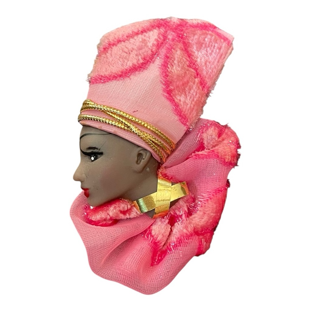 🎀 Vintage Handcrafted Fabric Head Brooch – Pink & Gold Statement Pin 🎀 - Picture 3 of 8